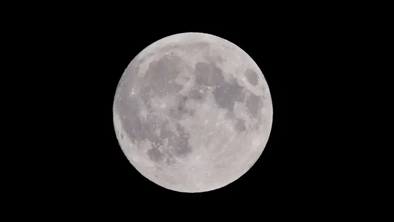 La NASA fotografió un objeto con forma de ‘tabla de surf’ sobrevolando la Luna