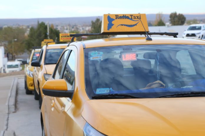 Taxistas reclaman multas por el uso de aplicaciones ilegales