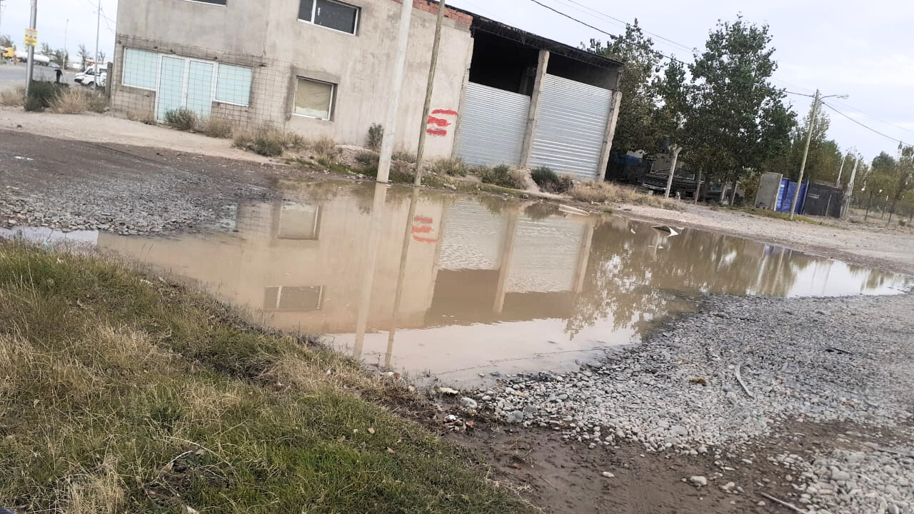 Barrio El Trébol: preocupa la formación de laguna que provoca accidentes