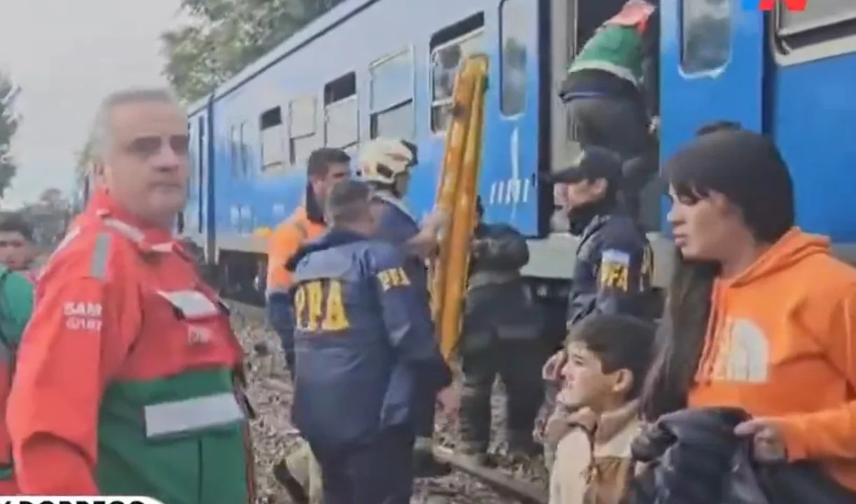 Un tren de la línea San Martín chocó con otra formación y descarriló