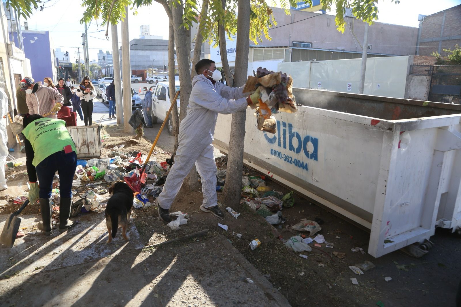 Abandono y mugre: sacan toneladas de basura acumulada dentro de una vivienda