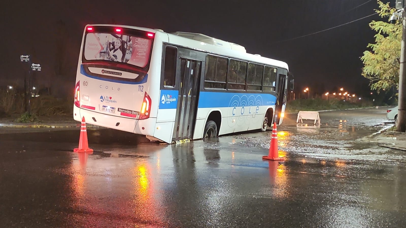 Colectivo quedó atascado en una boca de tormenta