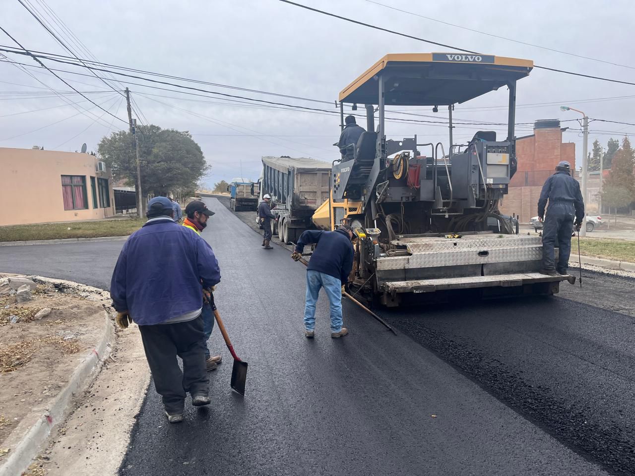 Zapala avanza con obras de asfalto en 6 barrios