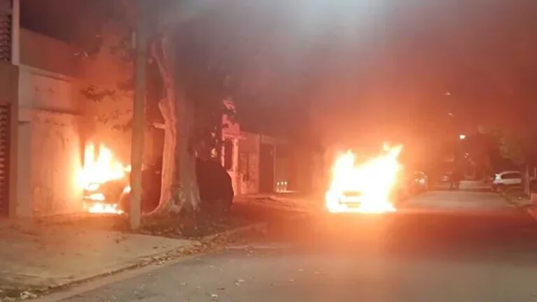 Amenazas narcos en Rosario: incendian 5 autos y dejan nota en jardín de infantes