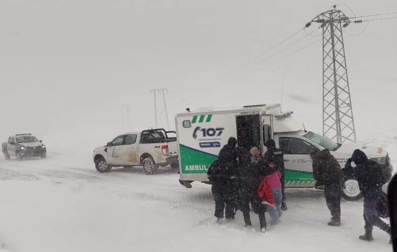 Intenso operativo para rescatar a dos familias varadas 24hs en la nieve