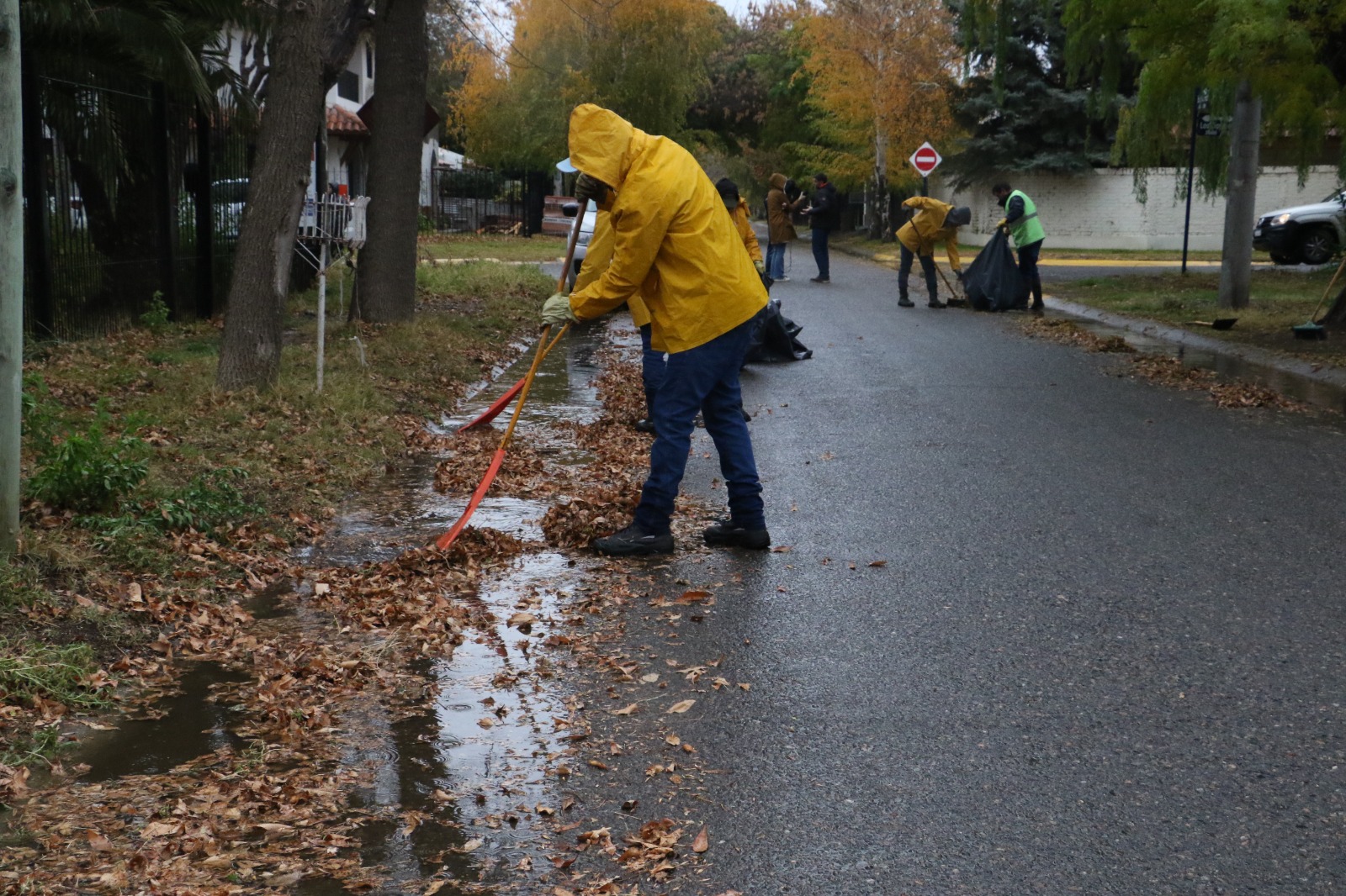 La municipalidad realizó limpieza de cordones y bocas de tormenta