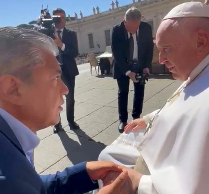 El gobernador visitará al Papa Francisco