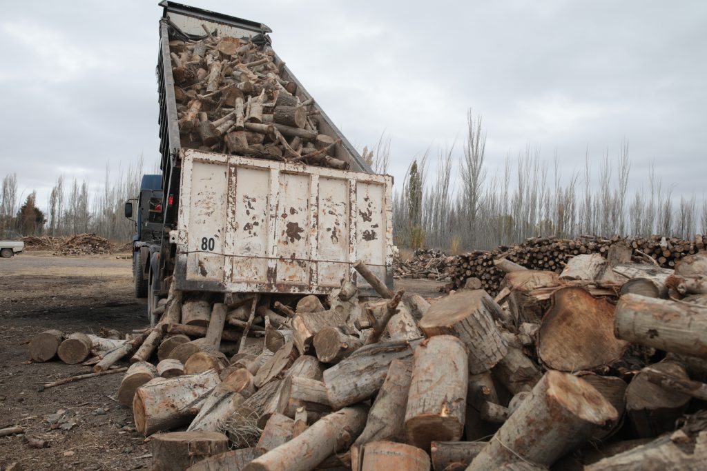 Avanza la entrega de leña en barrios de la ciudad de Neuquén