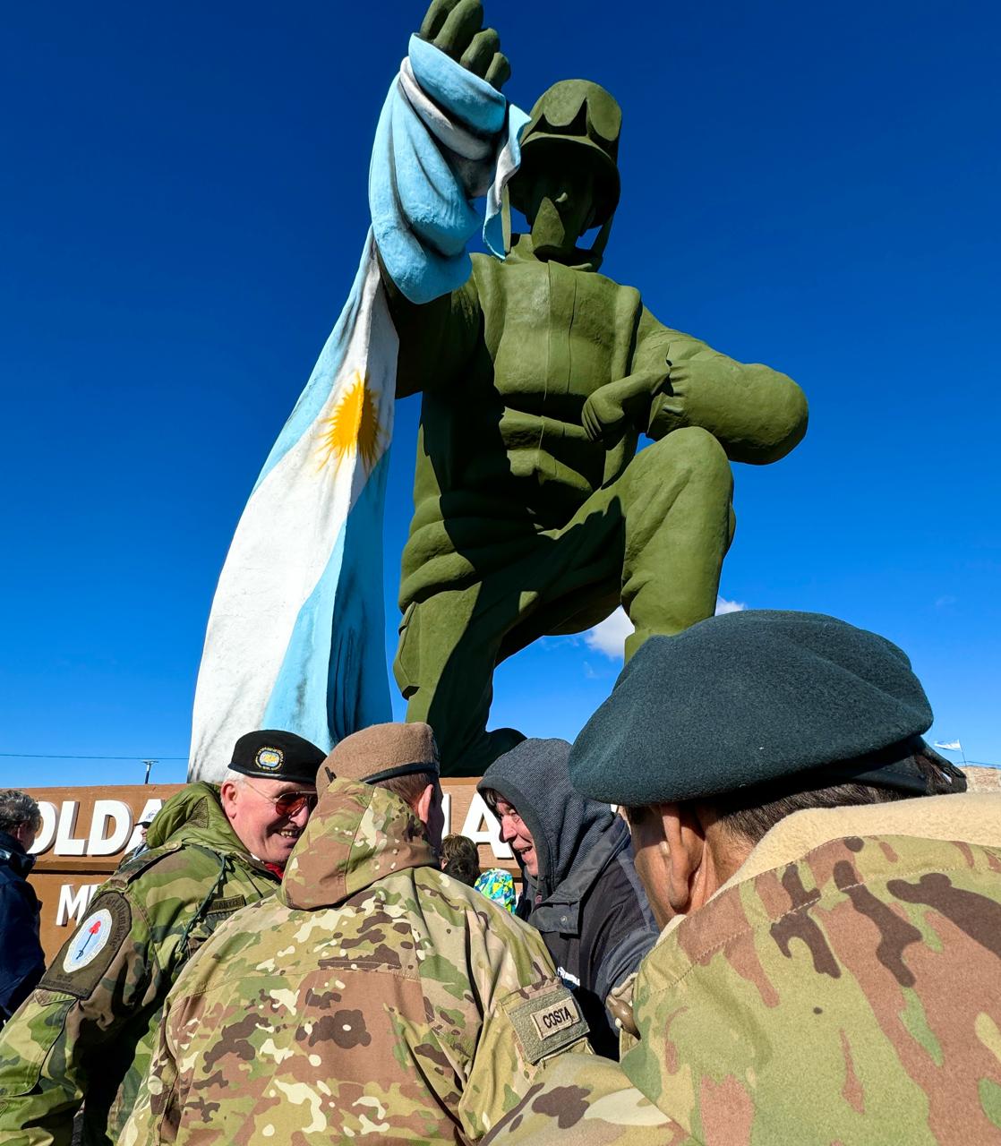 Soldado de Malvinas: inauguración, acompañamiento y críticas sobre la escultura