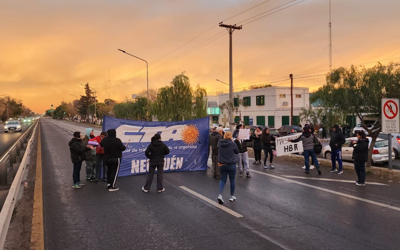 Trabajadores tercerizados de salud protestan por despidos y suspensiones masivas