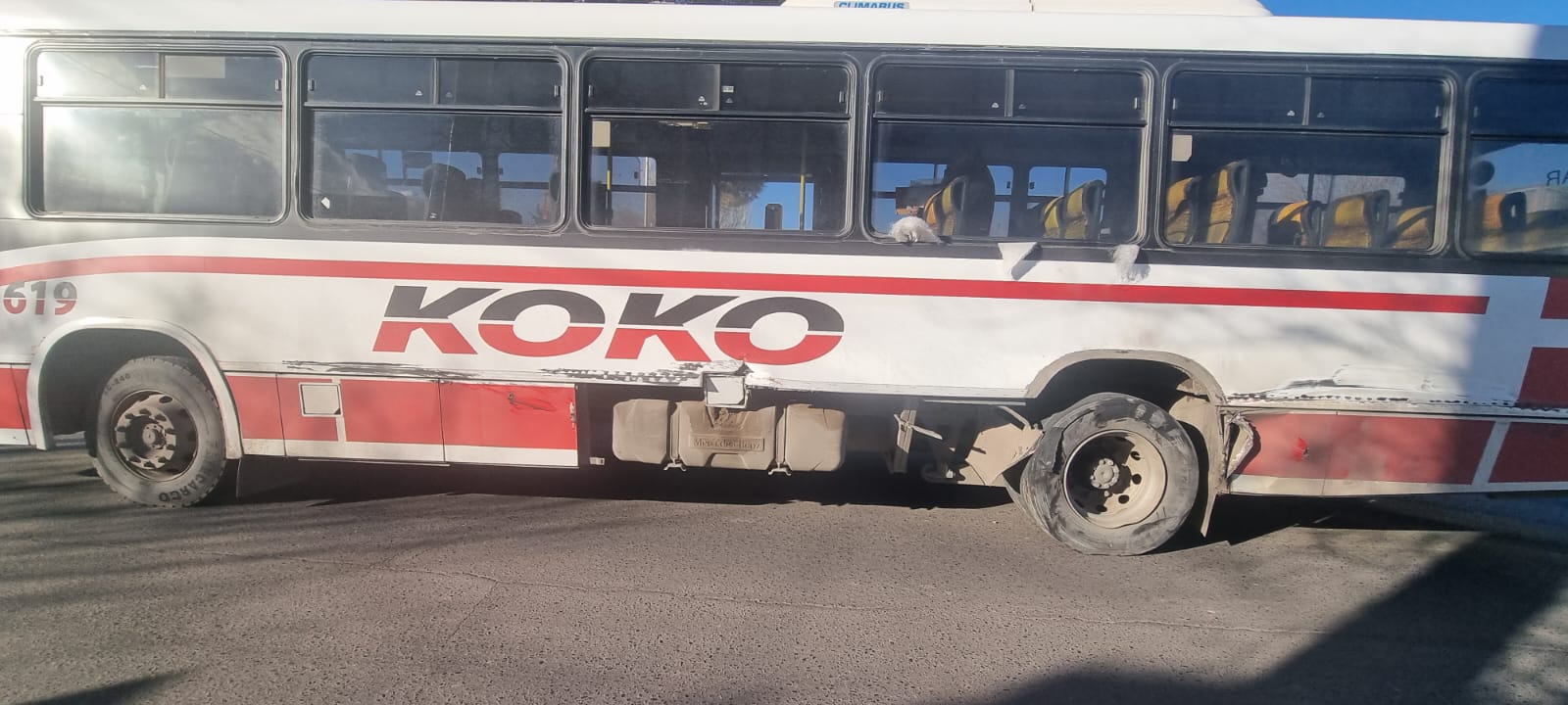 Un colectivo rozó al tren. Hubo caos vehicular