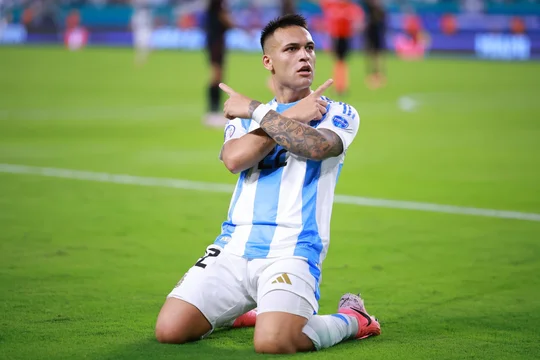 Con dos goles del bahiense Lautaro Martinez ganó Argentina