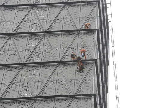 El youtuber polaco rescatado tras treparse a un edificio de Puerto Madero quedó detenido