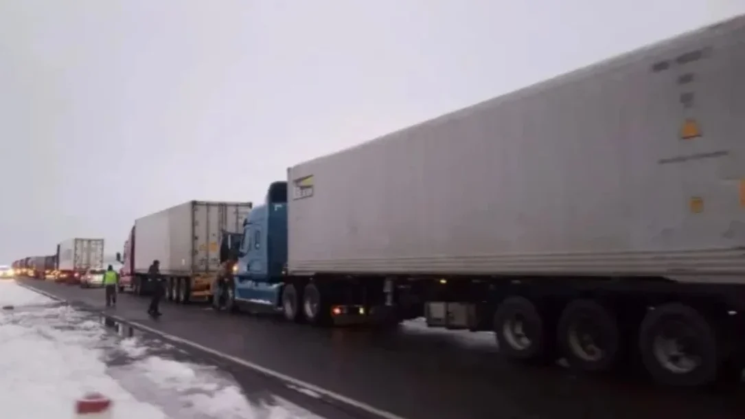 Varados en Zapala: desafíos de camioneros que intentan llegar a Chile