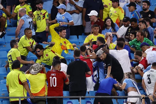 Video: jugadores uruguayos se pelearon con hinchas colombianos