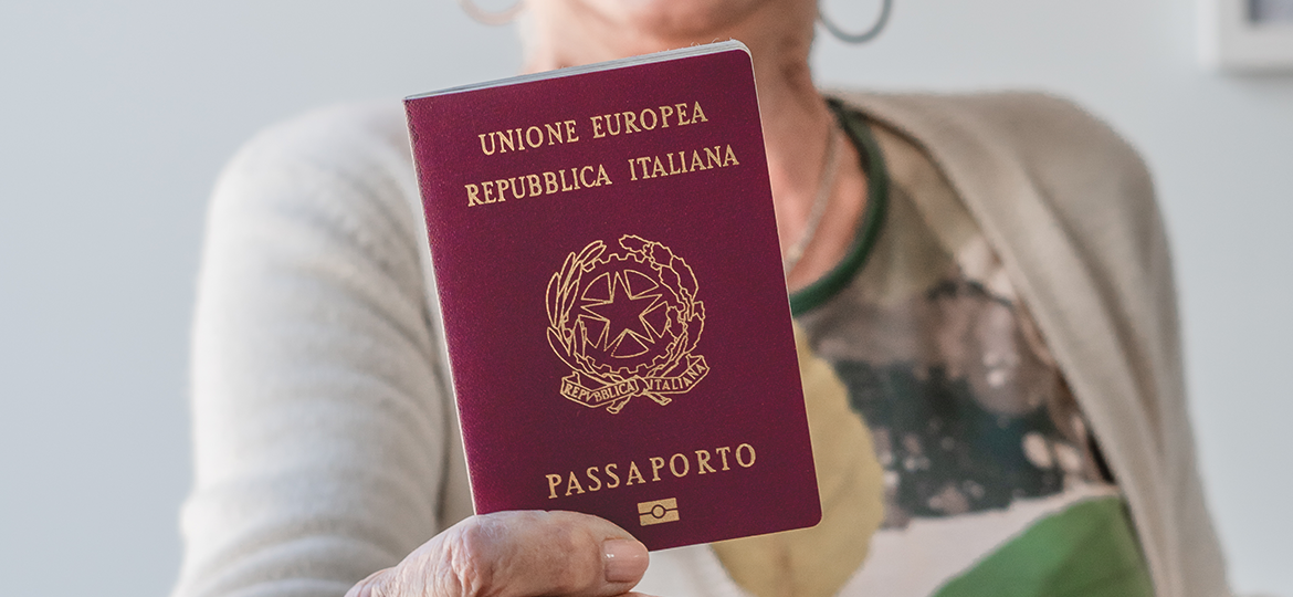 Derecho migratorio: las oportunidades que ofrece obtener la ciudadanía española e italiana 