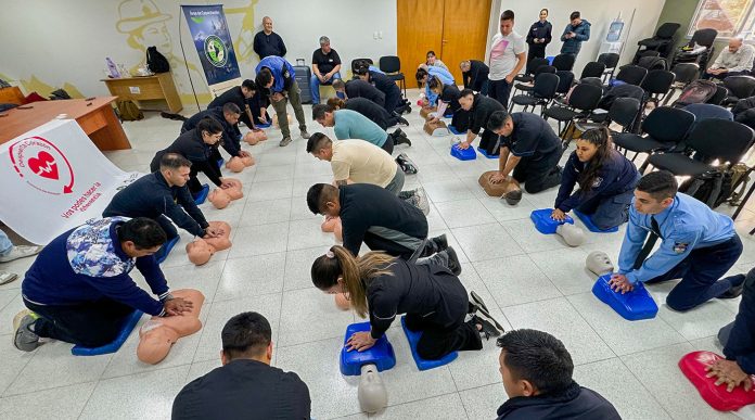 Capacitan al personal policial sobre uso y manejo de desfibriladores