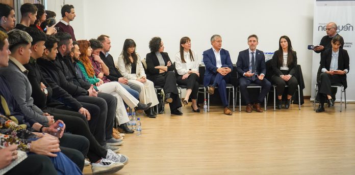 Figueroa se reunió con jóvenes del programa federal de gestión para el desarrollo