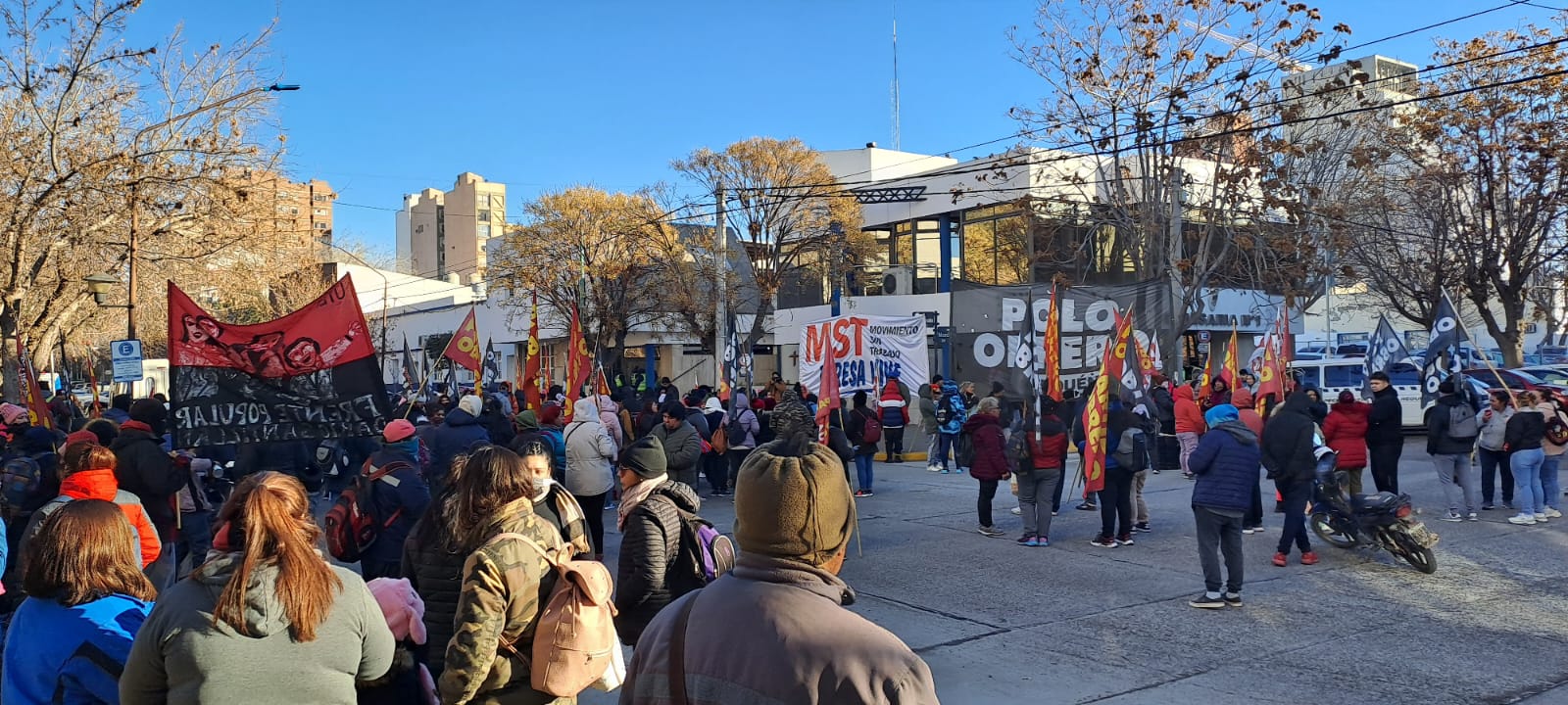 Tensión en Comisaría Primera: detenciones masivas y protestas de organizaciones sociales