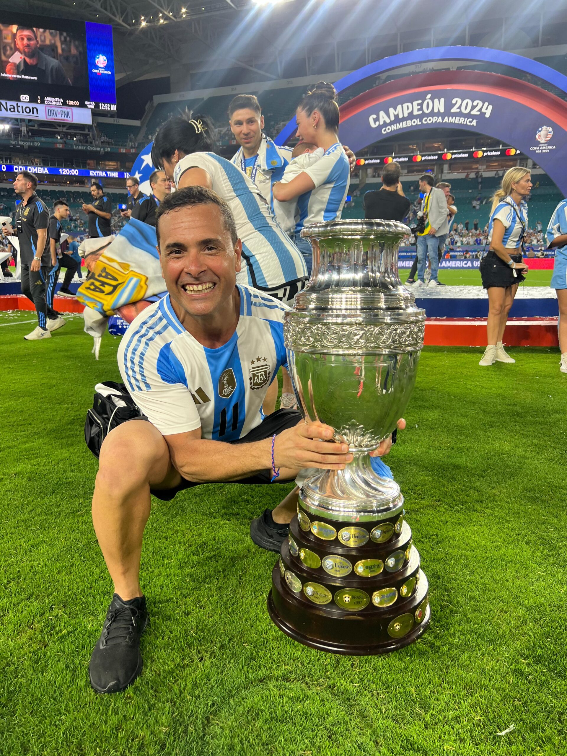 Vió la copa América en la tribuna y terminó festejando en el vestuario con la selección