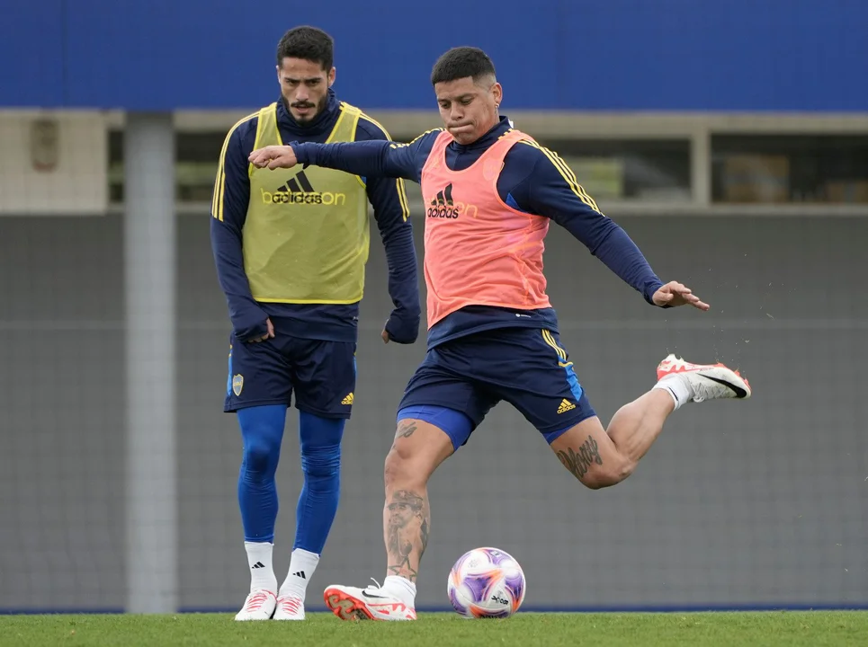 Marcos Rojo se recuperó de su lesión y sería titular en el duelo clave de Copa Sudamericana