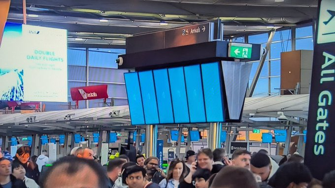 Falla en actualización de Microsoft causa caos en aerolíneas, bolsa de valores y emisoras de tv 