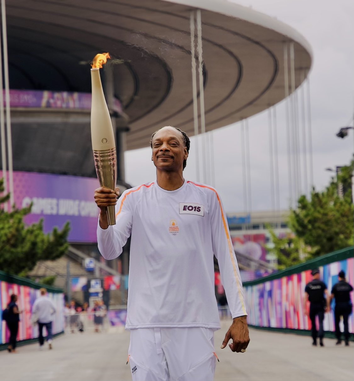Snoop Dogg llevó la antorcha olímpica previo a la apertura de los Juegos Olímpicos 2024