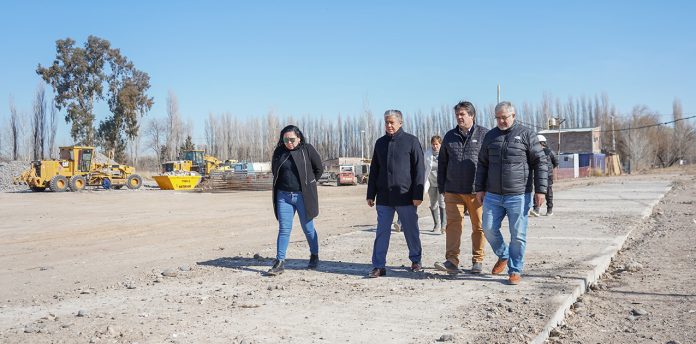 Figueroa y Gaido recorrieron la obra de entubamiento de un canal en San Lorenzo Sur