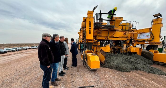 Figueroa recorrió las obras de la ruta 17 en Añelo