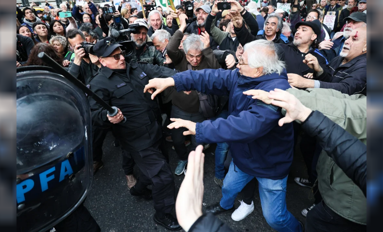 Nuevamente reprimieron a los jubilados frente al Congreso durante una protesta contra el veto