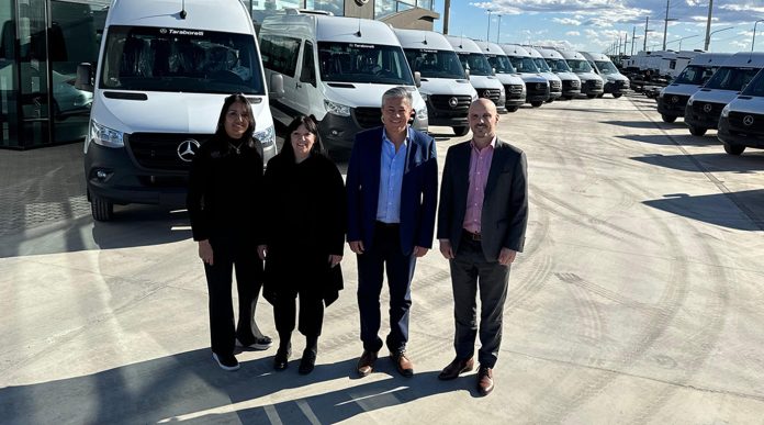 El gobierno adquirió 20 minibuses para transporte escolar