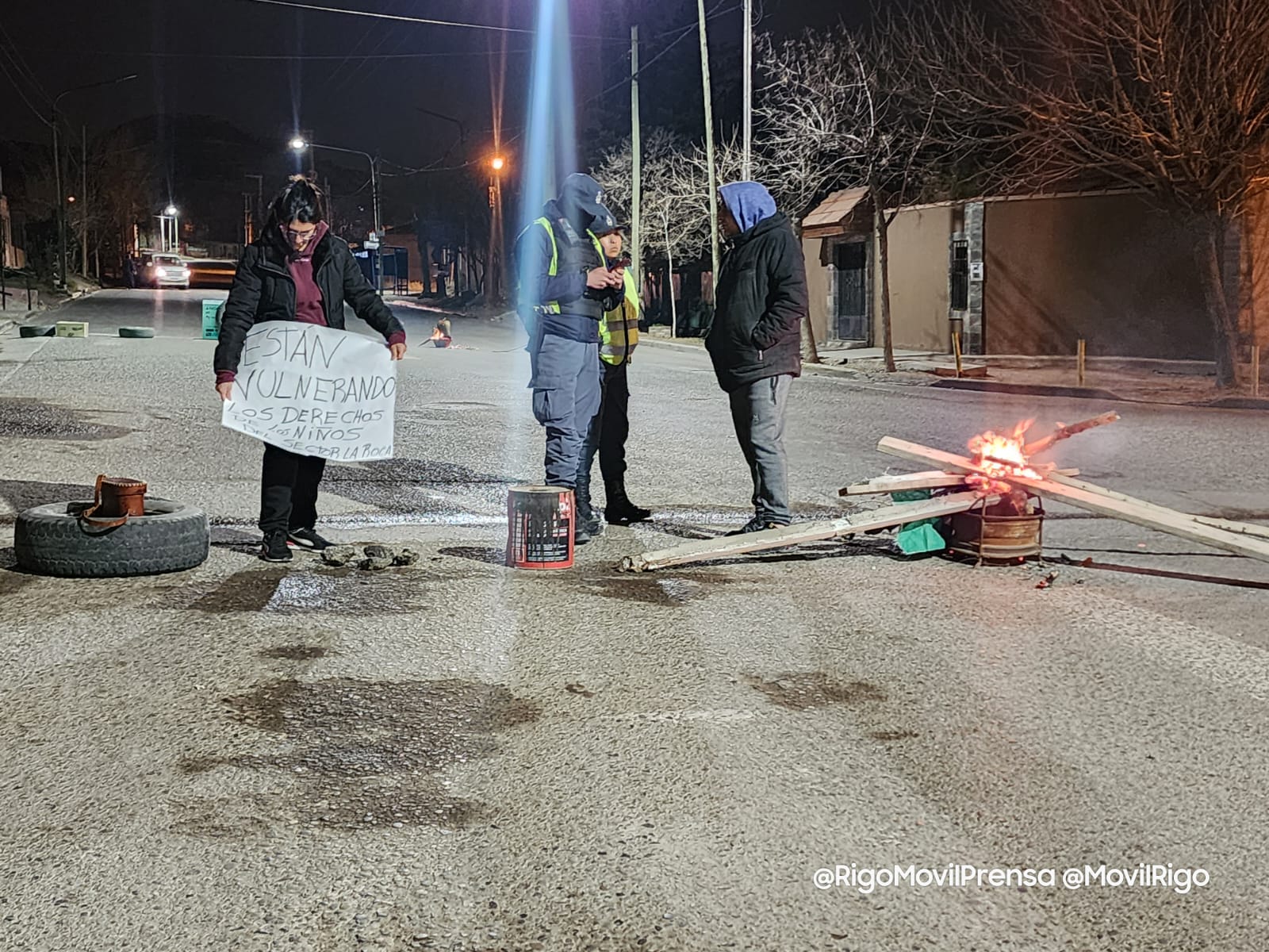 Vecinos cortan la calle Novella por el gas