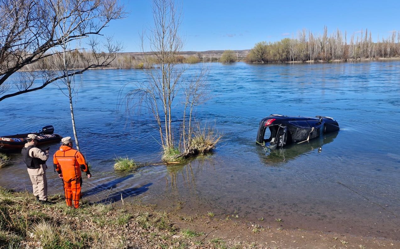 Auto de alta gama termina en medio del Río Limay