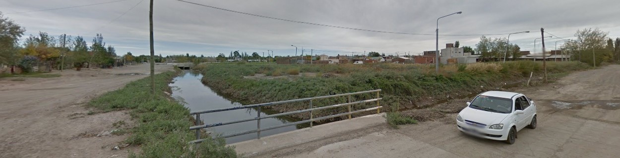 Volcó con su vehículo y cayó al canal del Barrio Confluencia