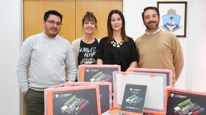 Suman kits de robótica para futuras capacitaciones docentes