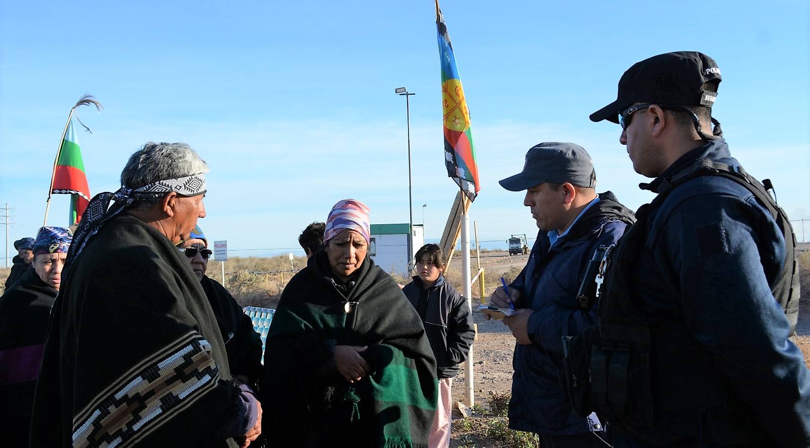 Comunidades Mapuches en Añelo desafían orden de desalojo y mantienen bloqueos