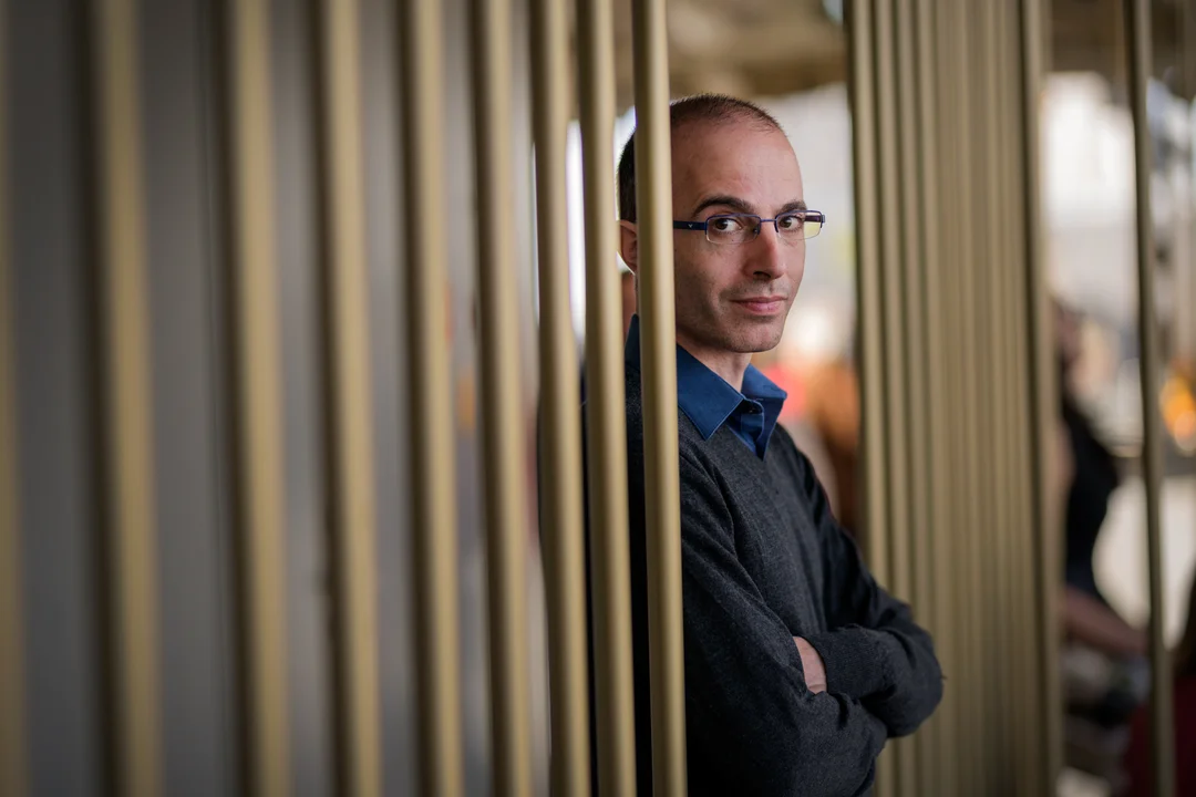 Yuval Noah Harari vuelve con Nexus: “La IA podría crear regímenes de vigilancia total que aniquilen la privacidad”