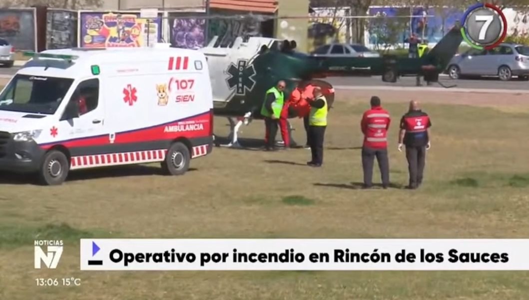 Incendio en Rincón de los Sauces: helicoptero sanitario y el traslado de los heridos