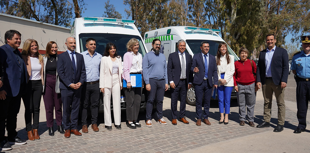 El gobernador entregó dos ambulancias para el hospital de Chos Malal