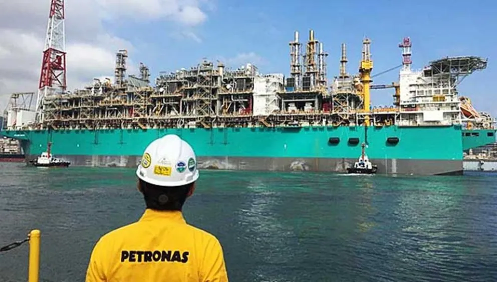 Petronas reconsidera su inversión de 30.000 millones de dólares en Argentina: incertidumbres políticas y macroeconómicas en juego