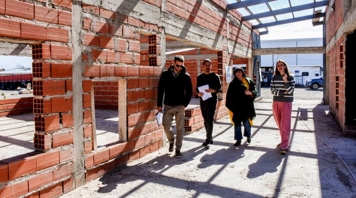 Supervisan obras educativas que fueron reactivadas por la Provincia