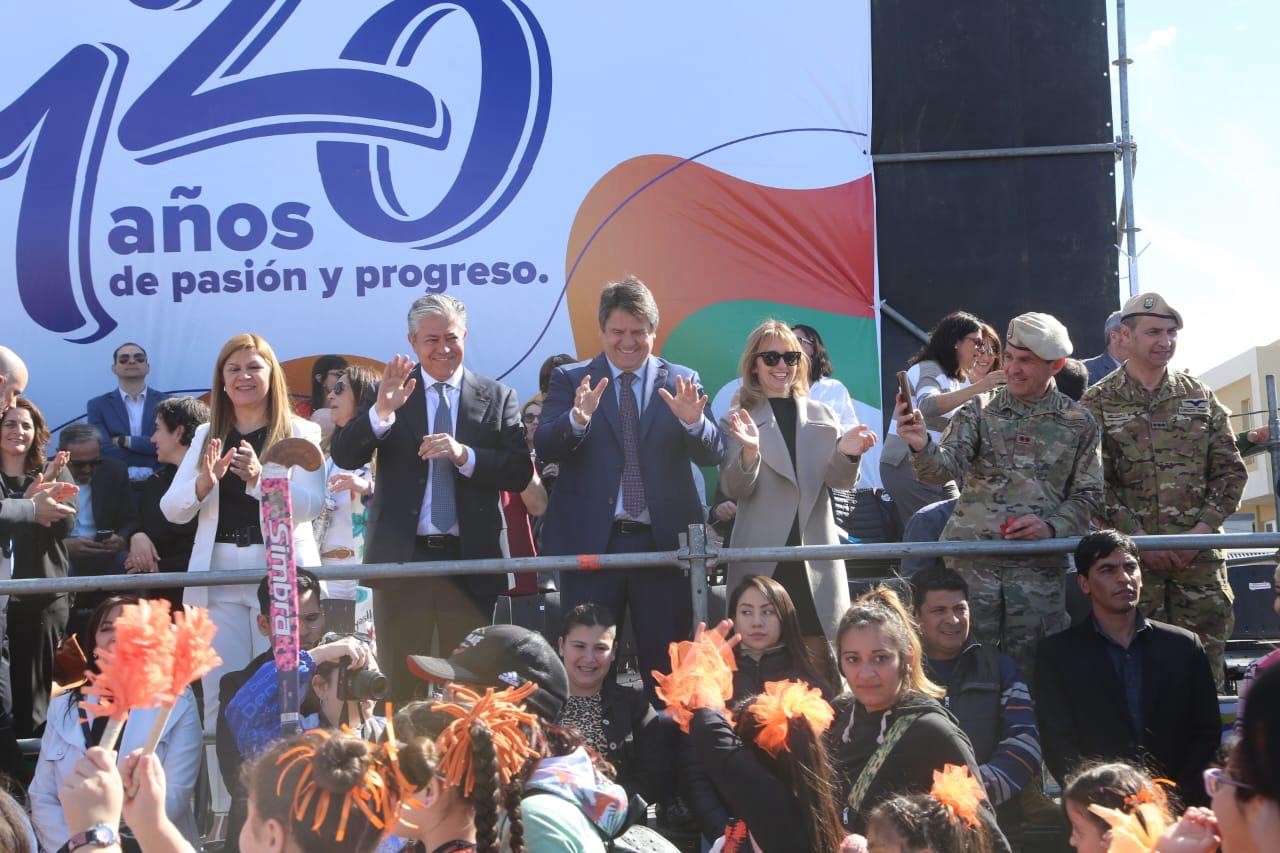 Más de 40 mil personas presenciaron el desfile aniversario de Neuquén