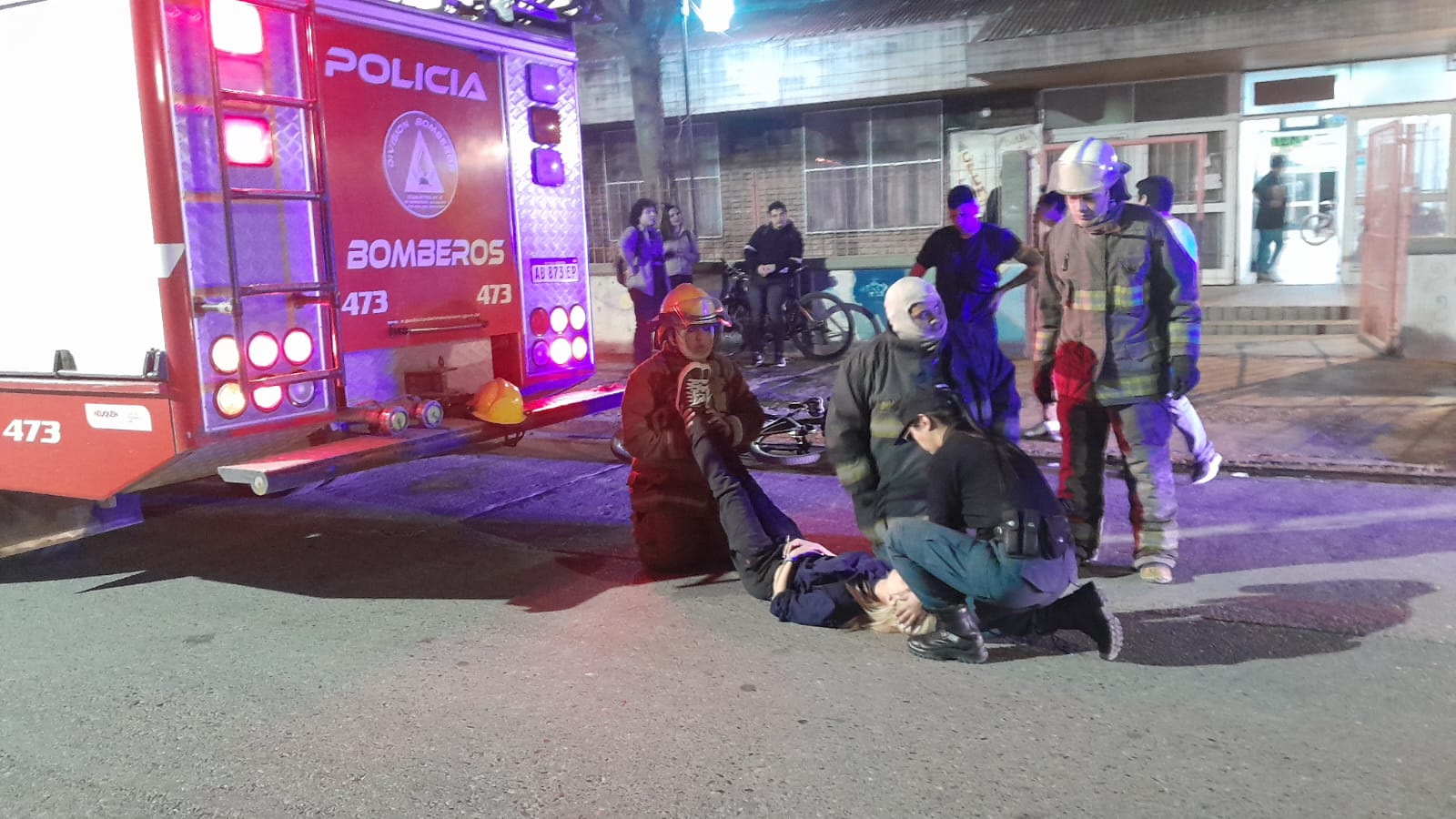 Principio de incendio en el CPEM 18 deja a una joven intoxicada y denuncian falta de ambulancia