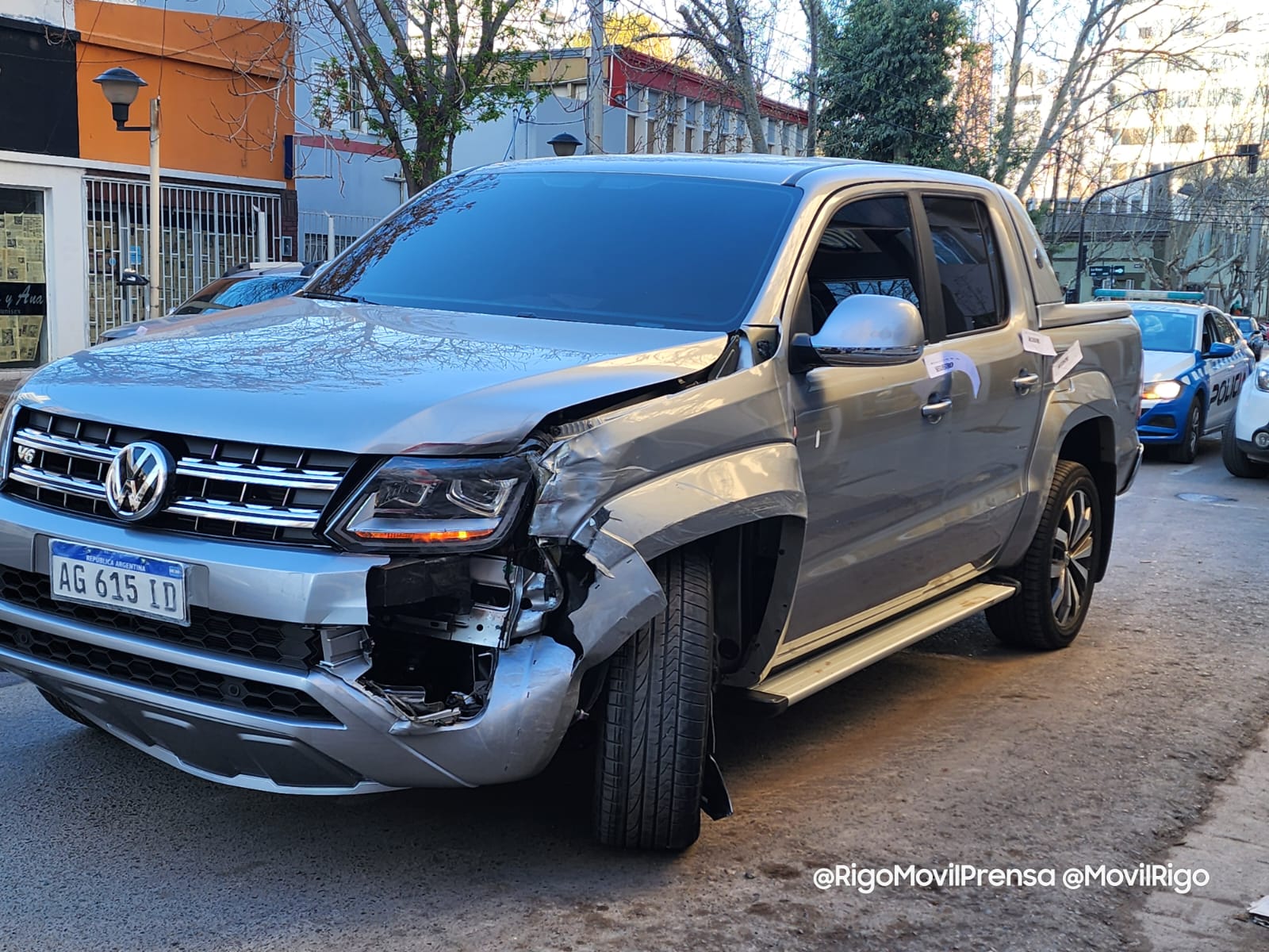 Camioneta choca contra tres vehículos estacionados en pleno centro de Neuquén