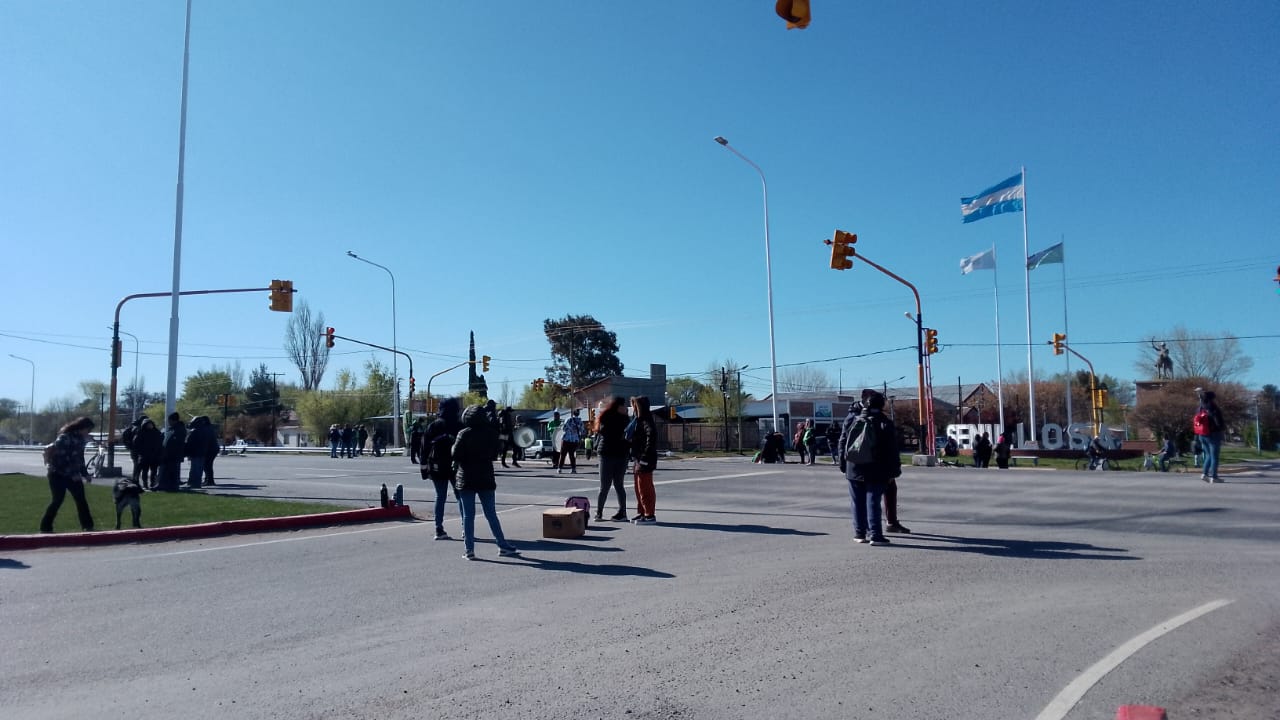 Municipales de Senillosa cortan la ruta en reclamo de mejoras salariales