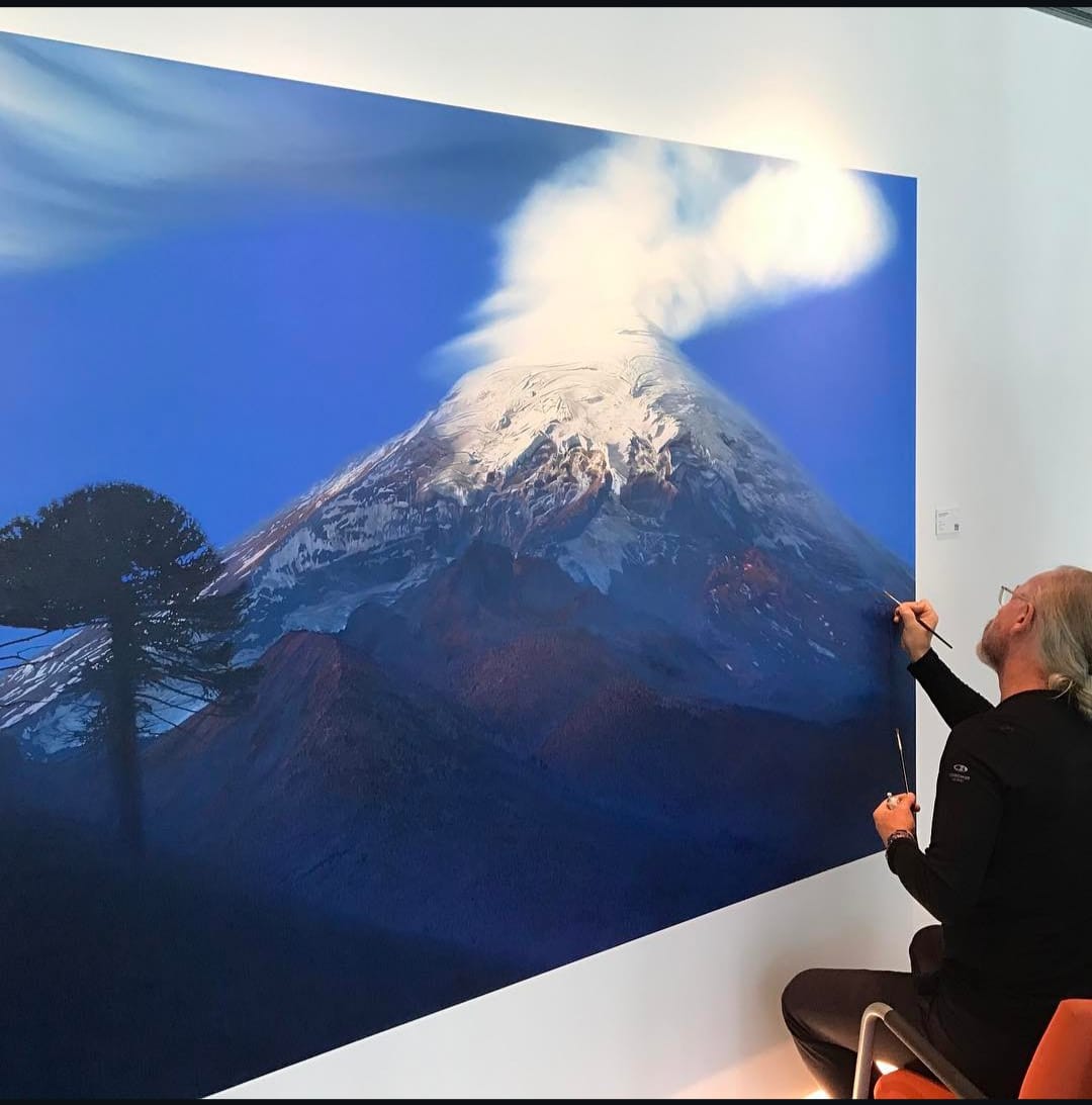 El artista argentino más cotizado, presenta una obra dedicada al volcán Lanín