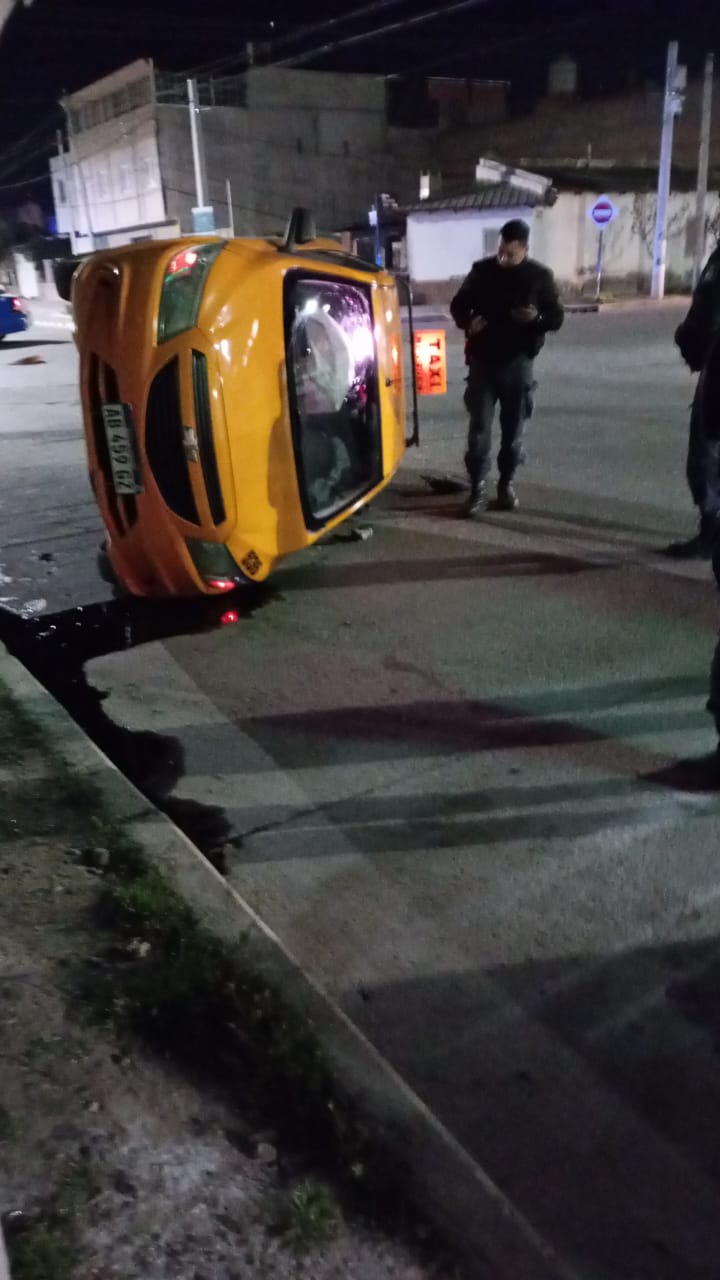 Espectacular accidente en calle Moritán: vuelco de un taxi en Neuquén Capital