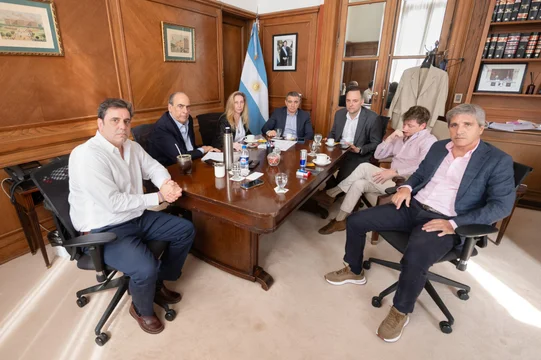 Último momento: reunión en el gobierno para definir el futuro de Aerolíneas Argentinas