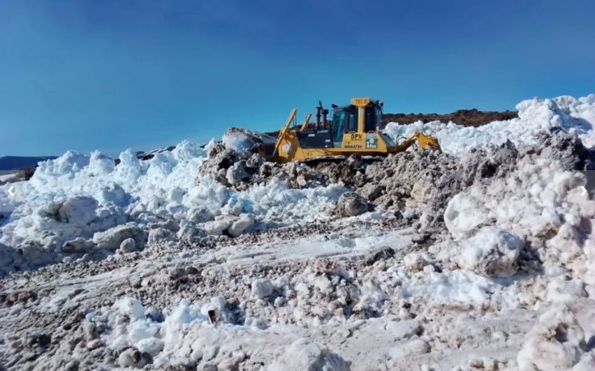 Vialidad Provincial despeja nieve para la Temporada de Termas de Copahue