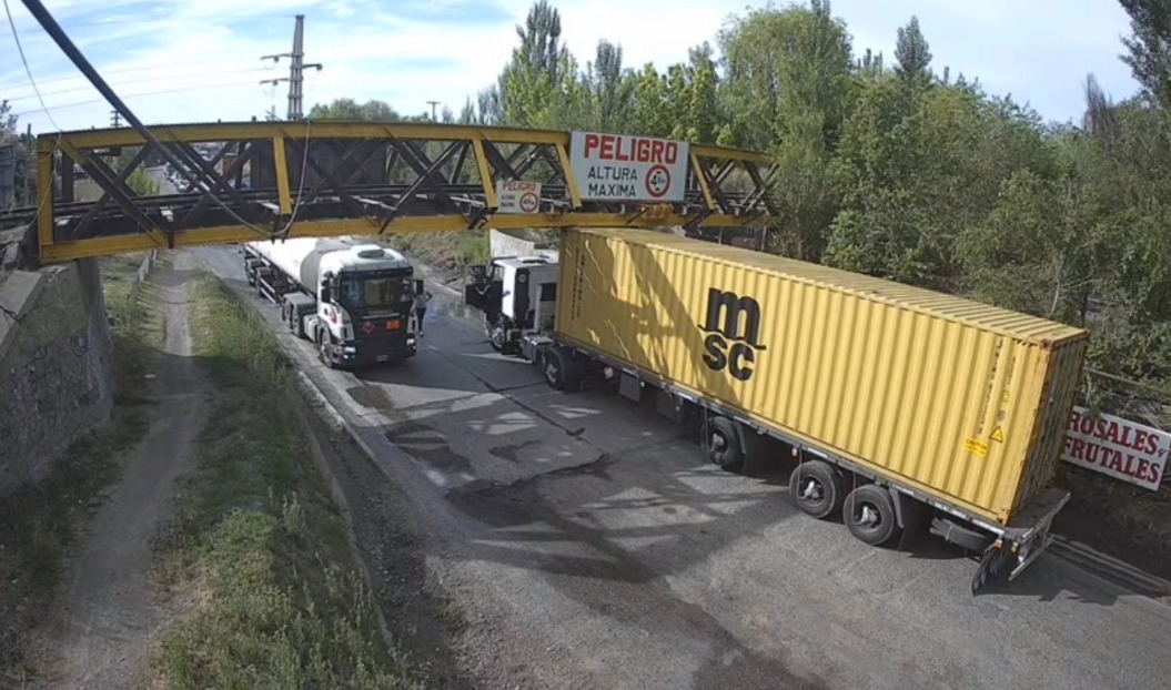 Camión intentó cruzar seis veces el puente ferroviario